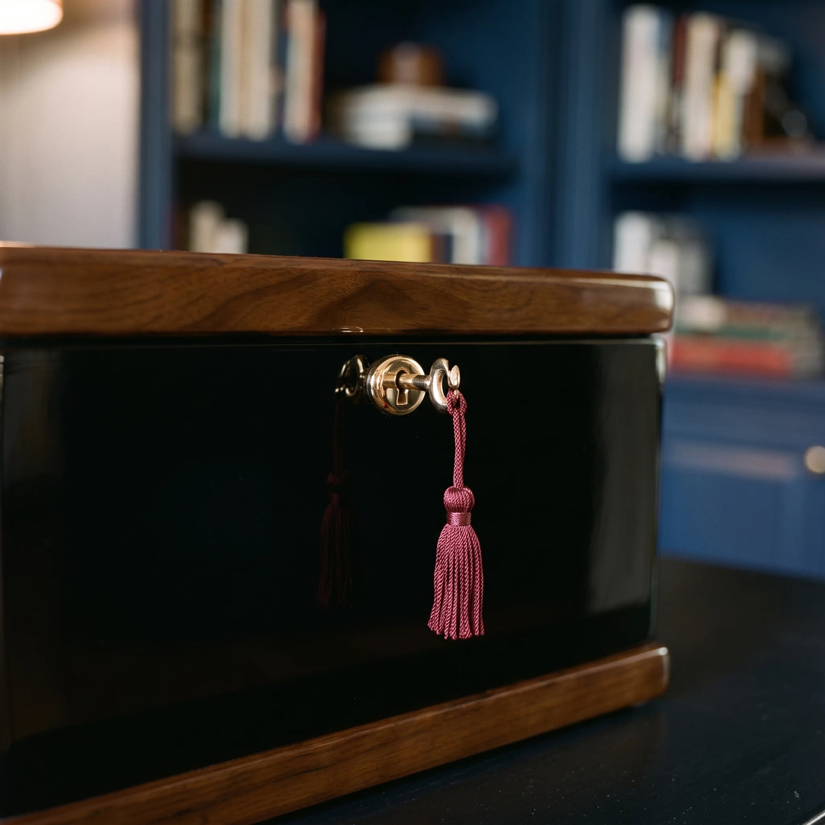 Courage Adult Urn Chest - close-up detail