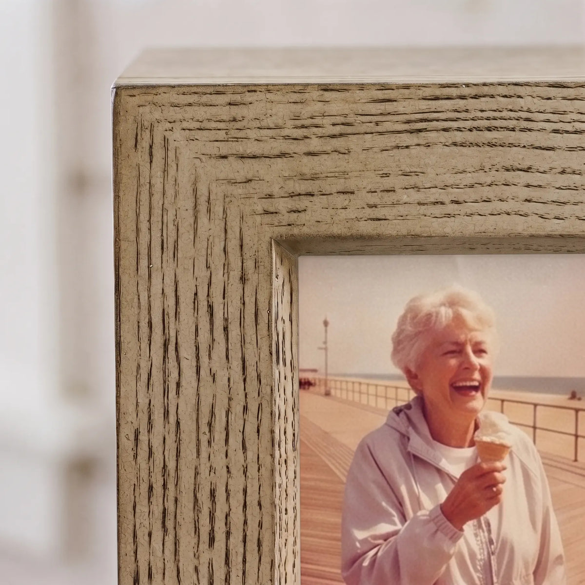 Metro Adult Photo Urn - close-up detail