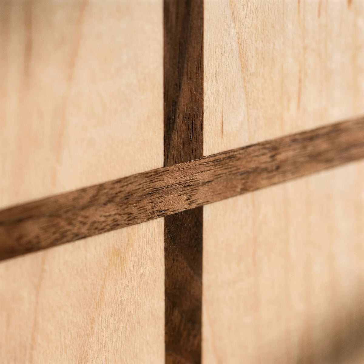 Covenant Maple Urn - close-up detail