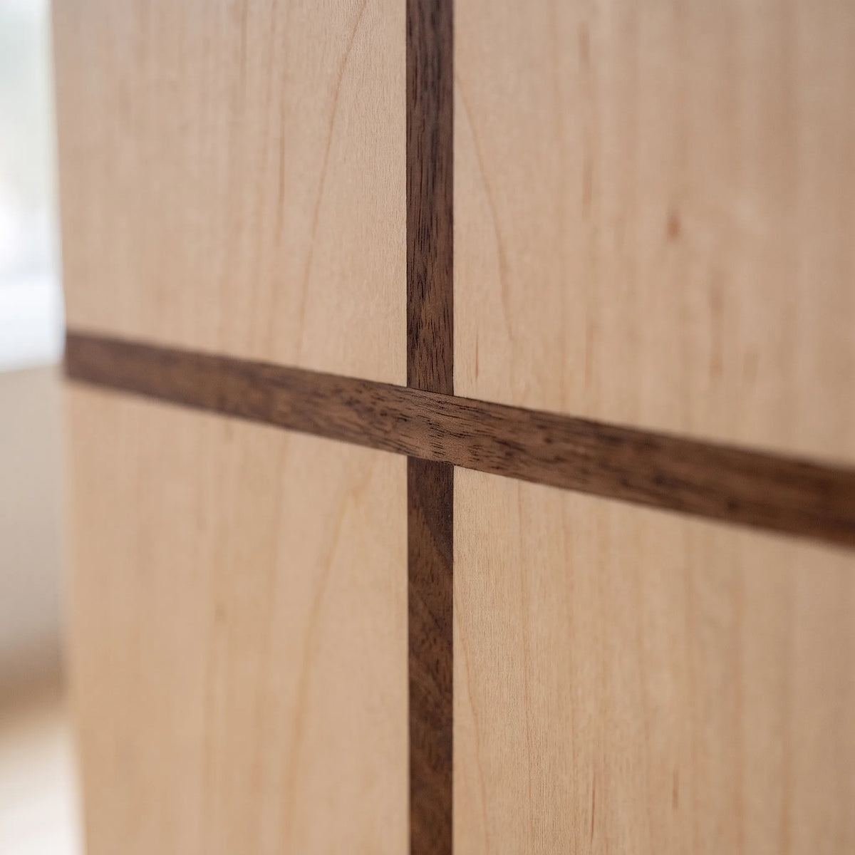 Covenant III Maple Urn - close-up detail